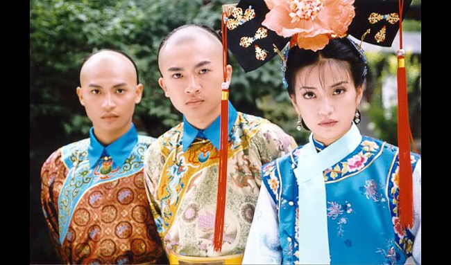 Năm 1995, sau khi tốt nghiệp cấp ba, cô đóng phim truyền hình đầu tiên, Nàng Phi Yến trong cung nhà Hán, nhưng cũng chỉ là vai một cô cung nữ, vai phụ. Cũng trong năm này, Triệu Vi được đão diễn Tạ Tấn mời tham gia trong bộ phim điện ảnh Nữ Nhi Cốc.
